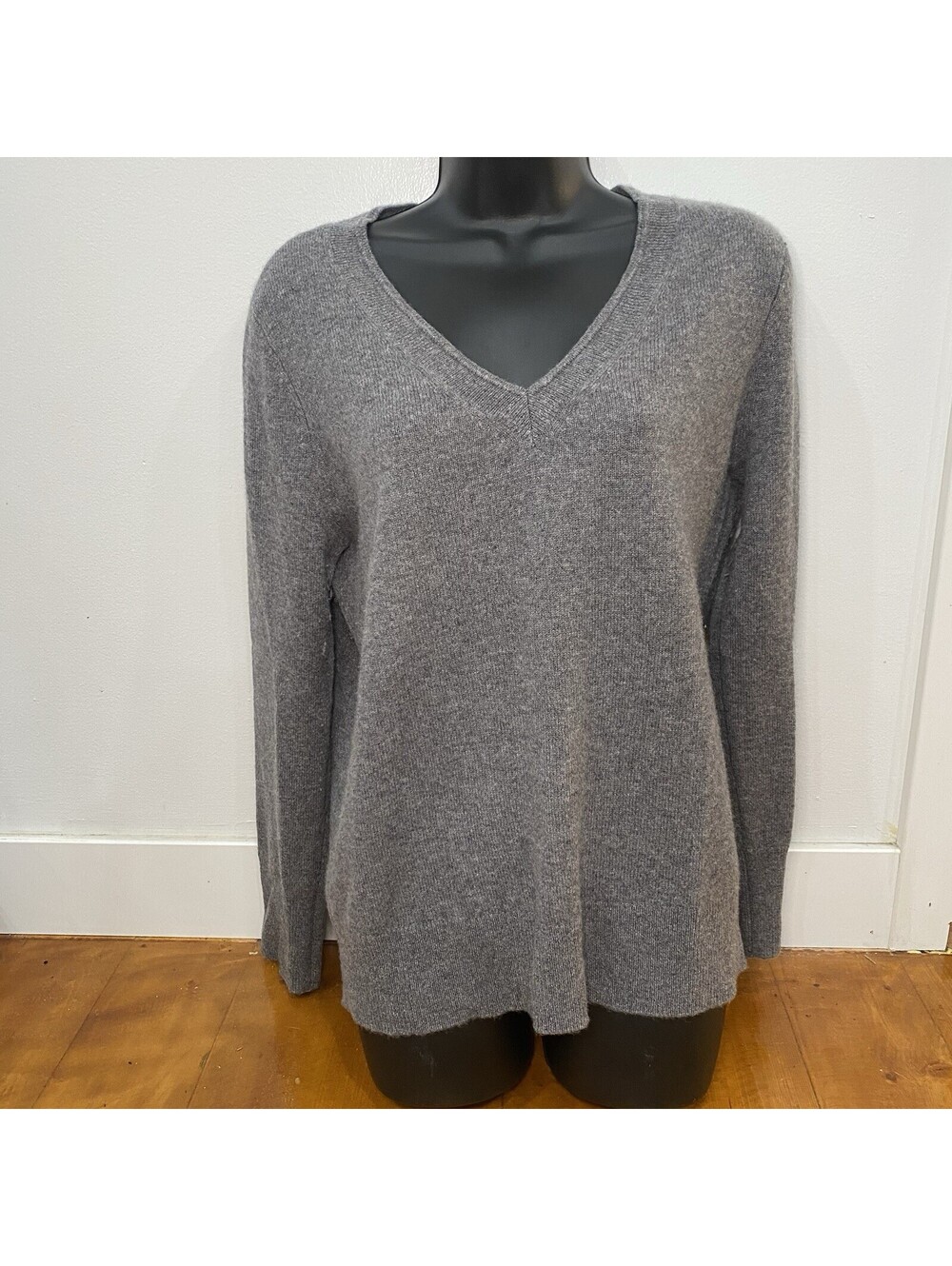 Halogen 100% Cashmere Women's Size M Deep V-Neck Sweater Classic Basic Essential
